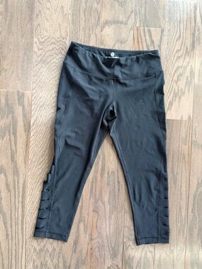 90 Degree By Reflex Black Capri Leggings with Side Slit Detail